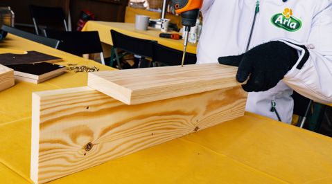 Vaihe 2: Kiinnitä takaseinä