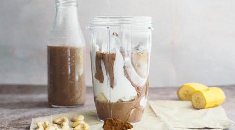 Kuinka kerrostaa ainekset blenderissä täydellisen proteiinijuoman valmistamiseksi